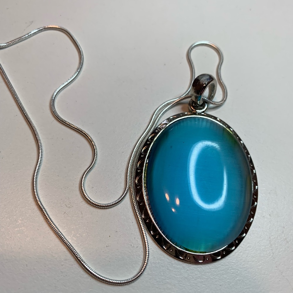 Blue crystal and silver pendant in a silver chain. - Picture 5 of 8